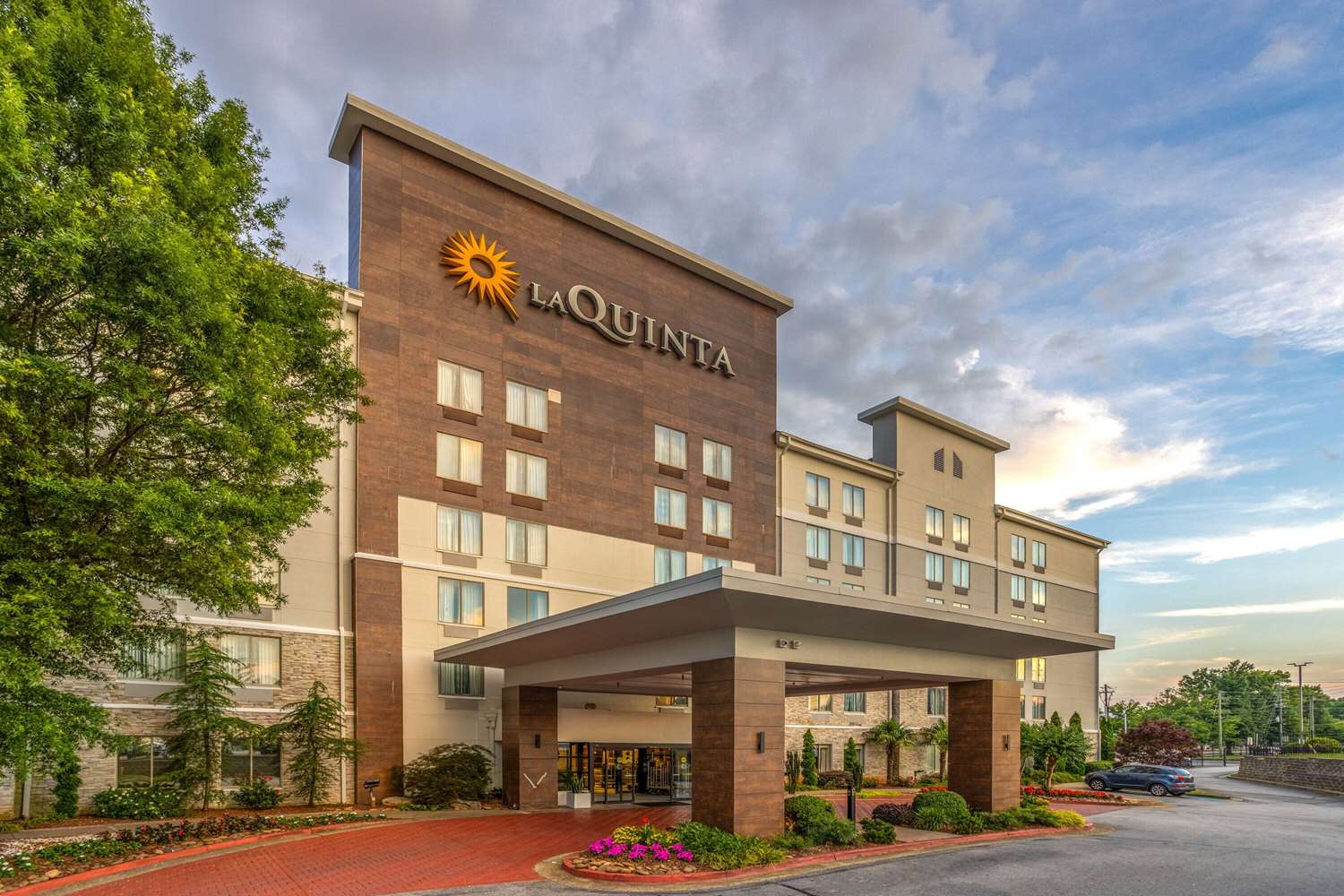 La Quinta Inn & Suites by Wyndham Atlanta Airport North 5/60