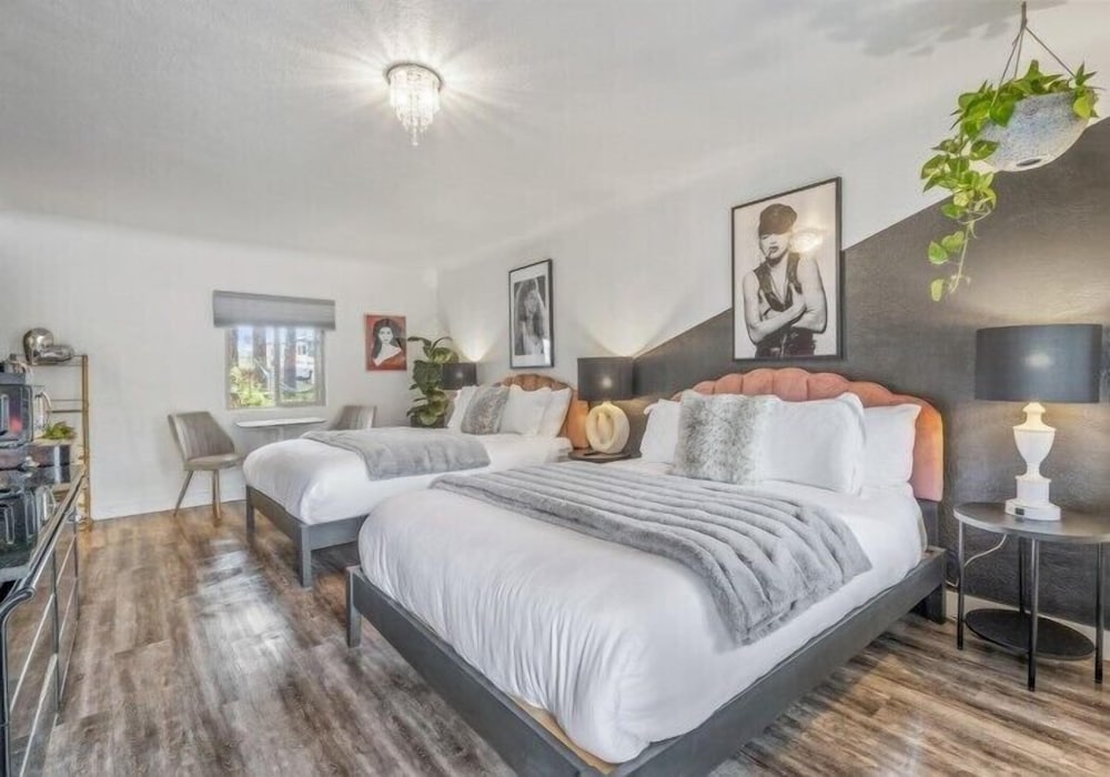 Iconic, 2 Queen Beds