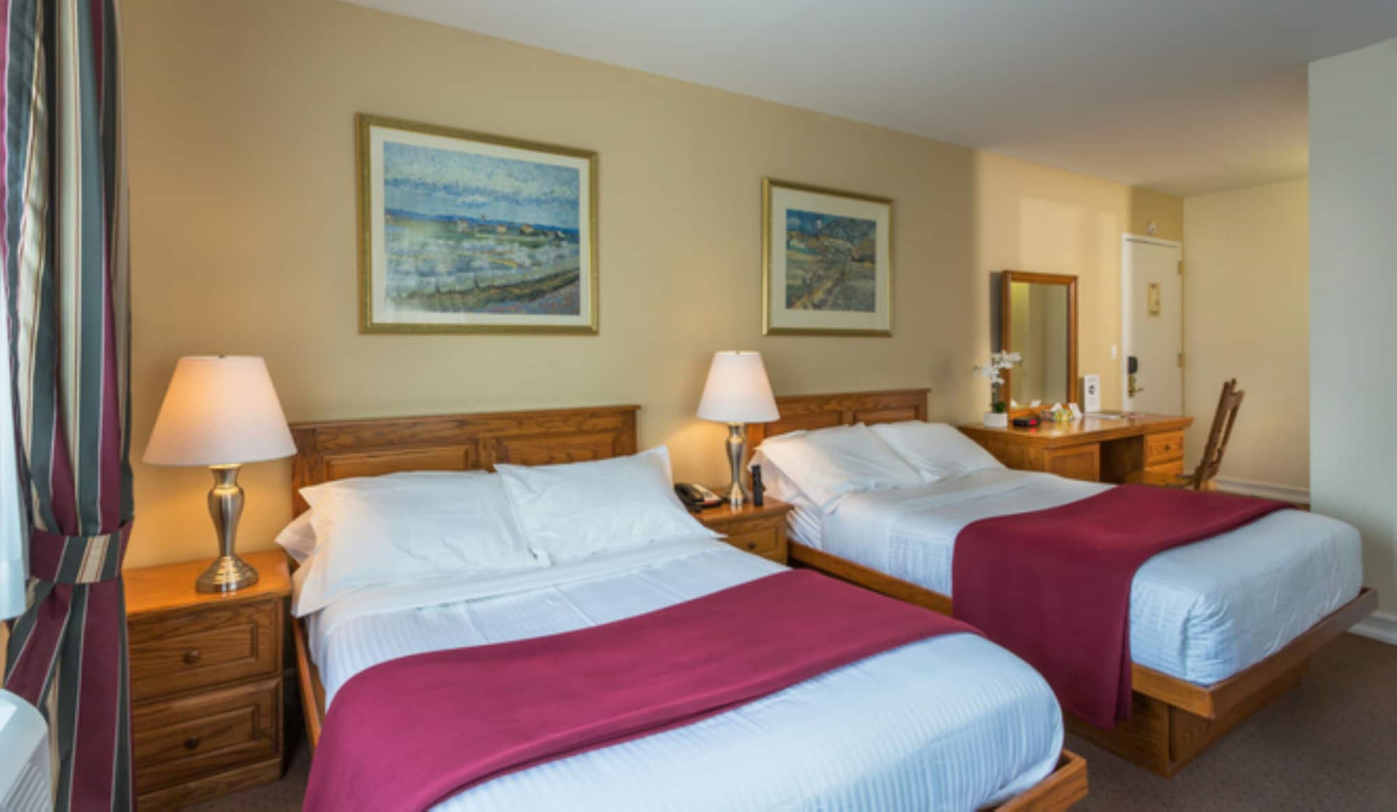 DELUXE, 2 DOUBLE BEDS