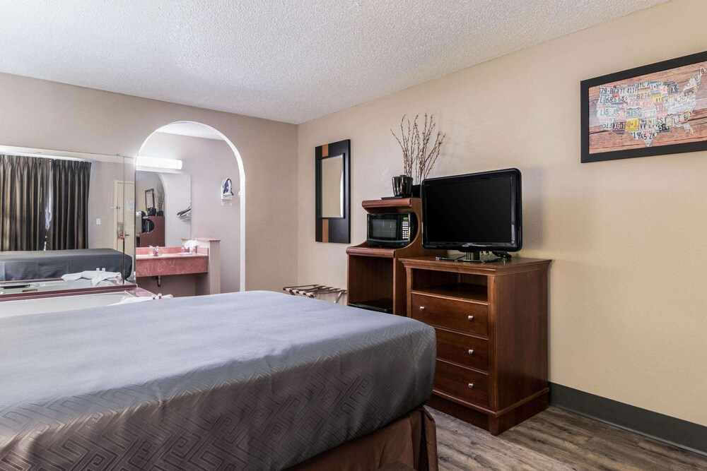 Econo Lodge Gainesville Downtown Area 9/33