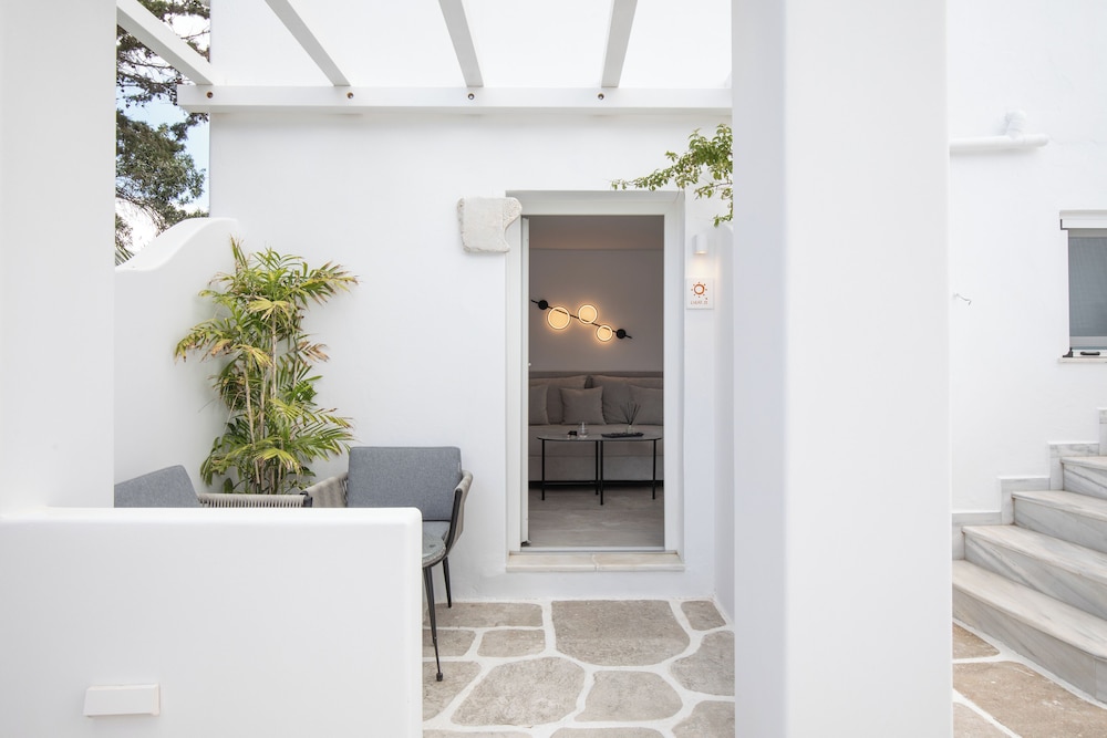 Mytheo Luxury Studios 5/50