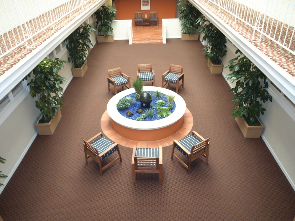Suites At Fishermans Wharf 18/30
