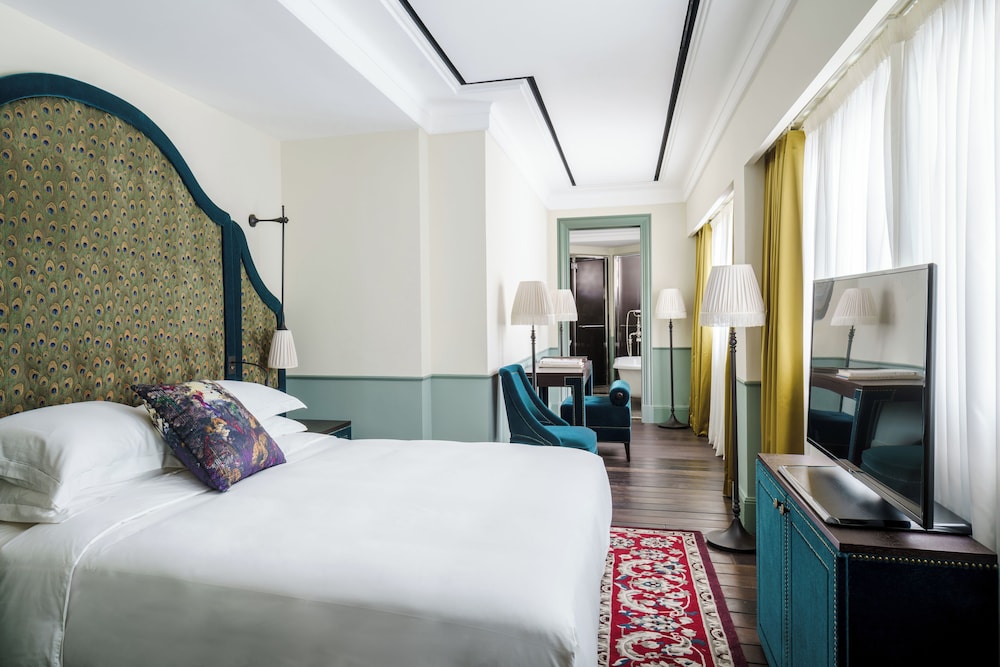 Colonial, Club, Deluxe, Queen Bed