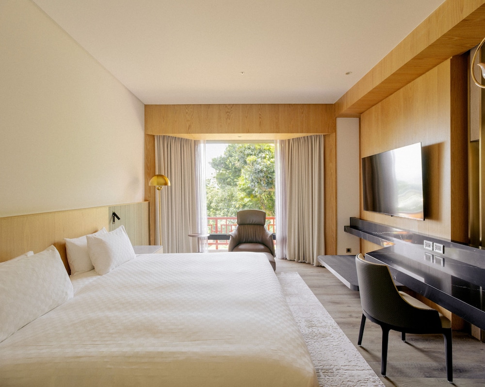 Renovated, Horizon, Pavilion, Suite, King Bed, Back Building