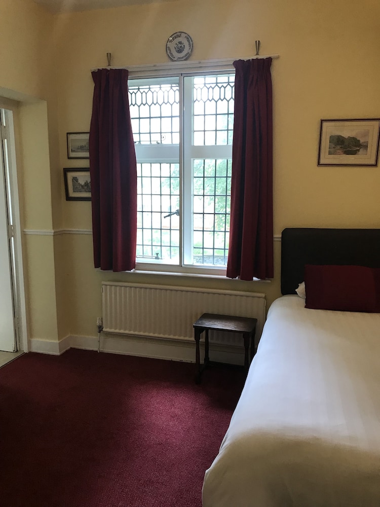 Barons Court Hotel 32/72