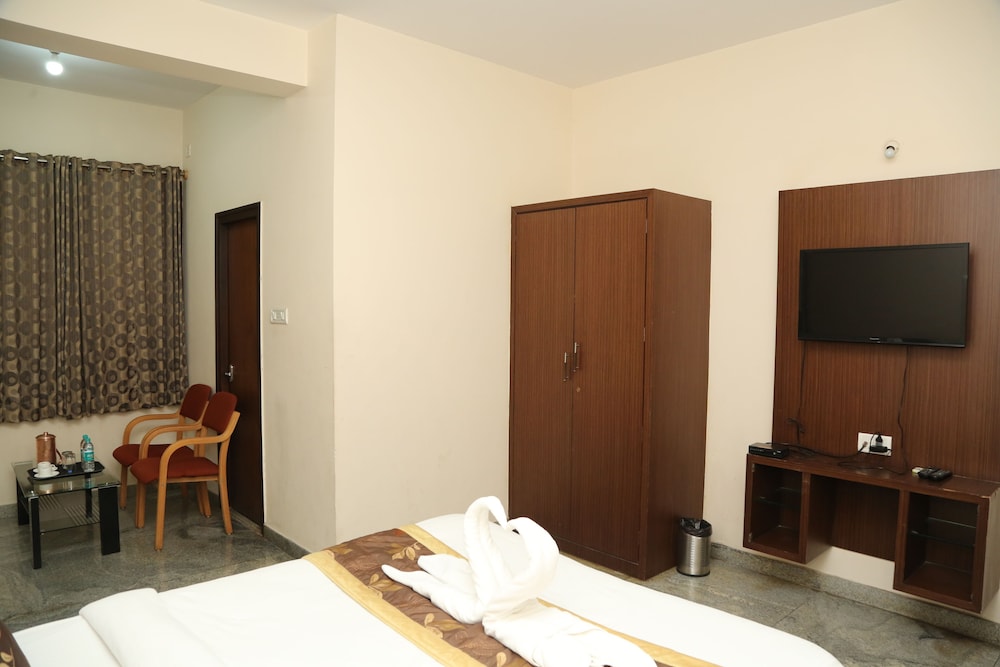 Soundarya Hotel 8/38