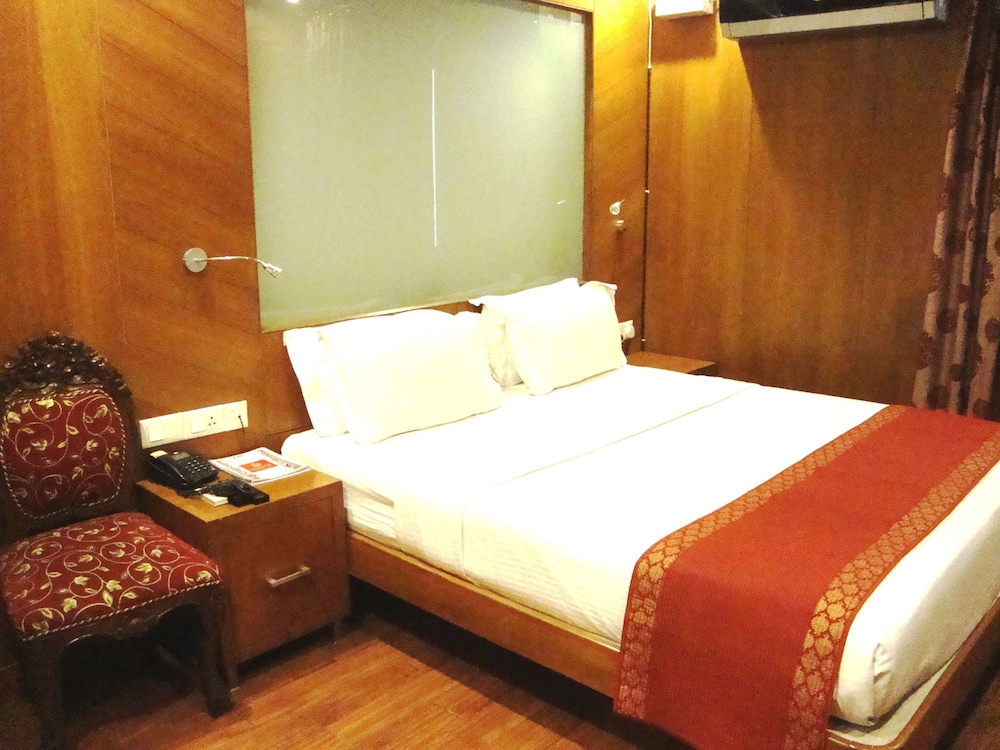 HOTEL EMARALD 12/27