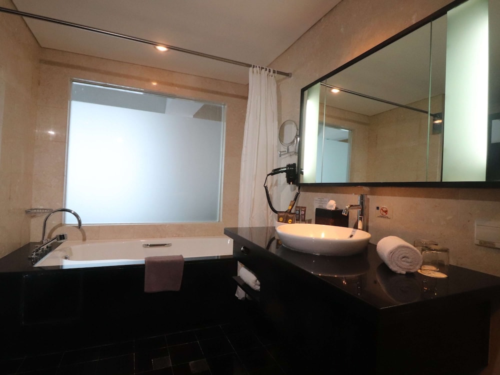 JUNIOR SUITE, KING BED