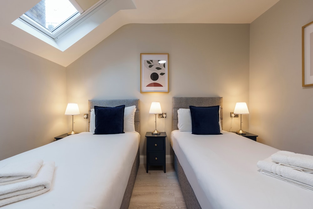 ROOM, TWIN BEDS