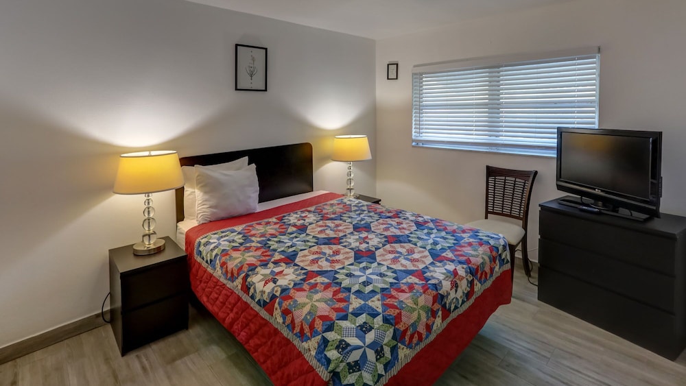 APARTMENT, QUEEN BED, KITCHEN