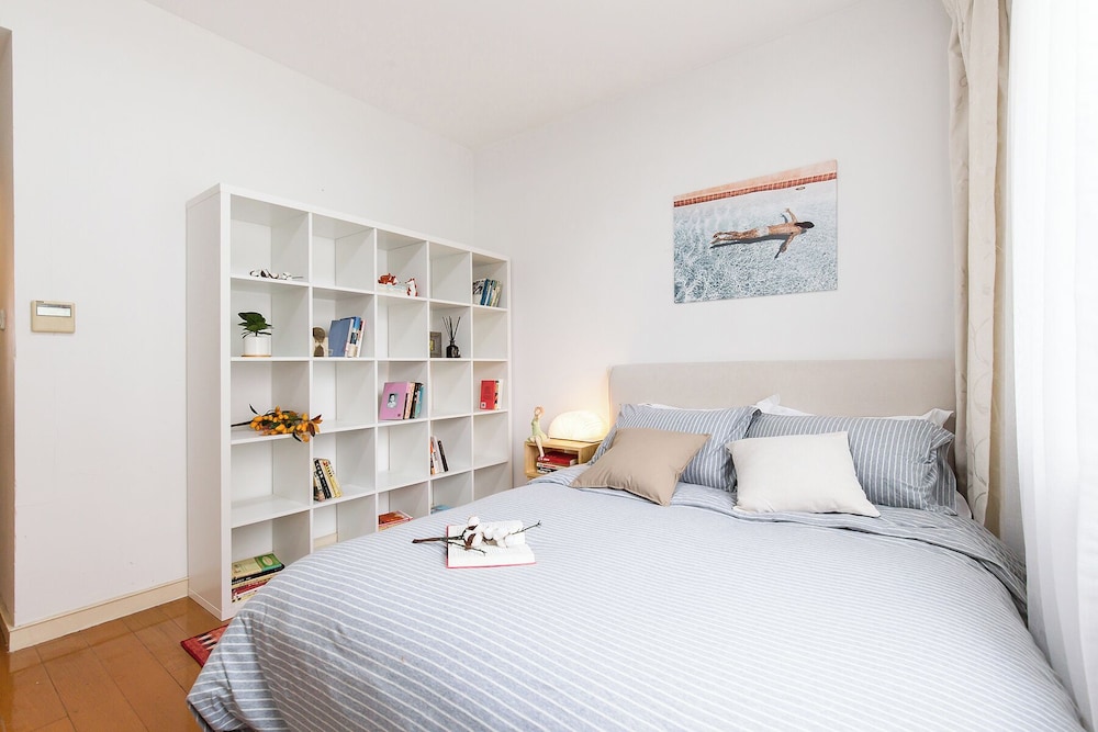 2 Bedrooms, Senior, Apartment, 2 Queen Beds, Kitchen، Book and Bed-People's Square 6/10