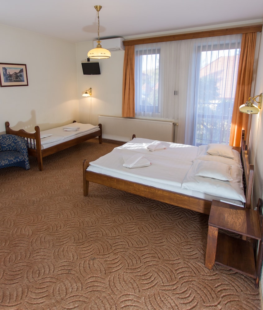 Revesz Hotel 12/42