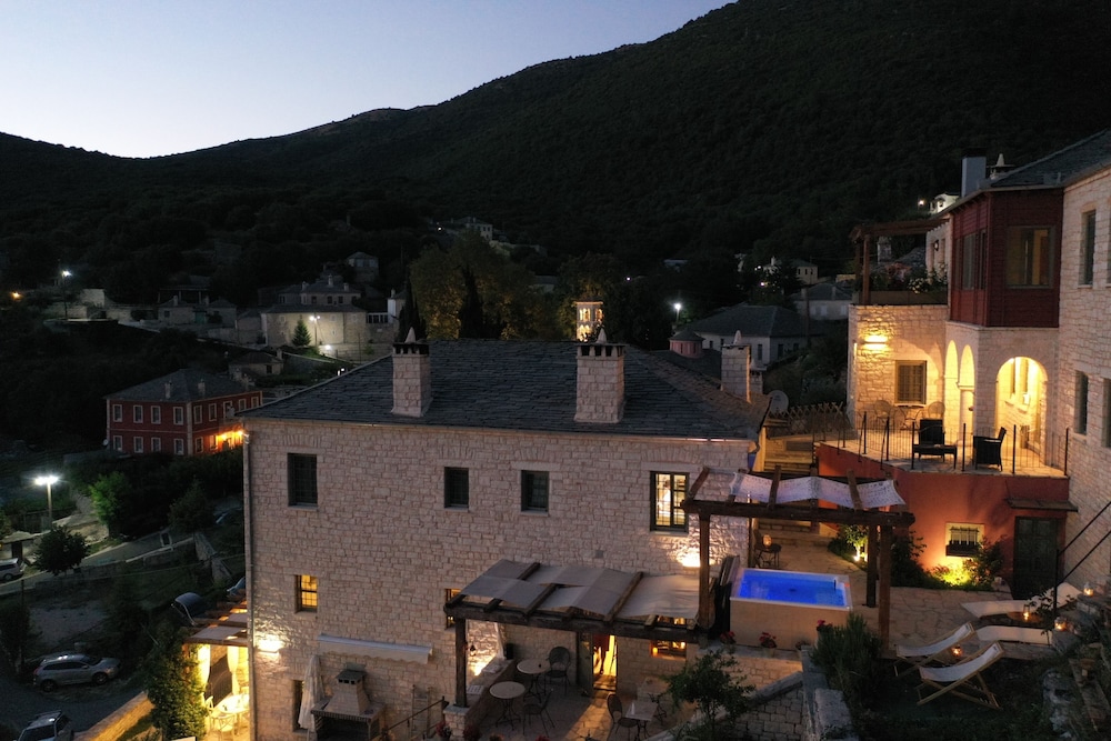 Pirrion Hotel 4/50