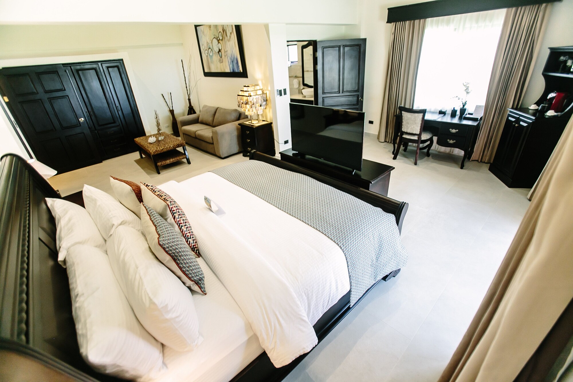 DELUXE, KING BED