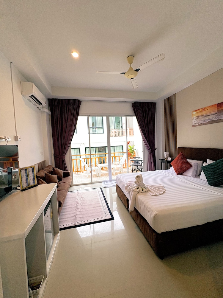 Kata Beachwalk Hotel And Bungalows 34/74