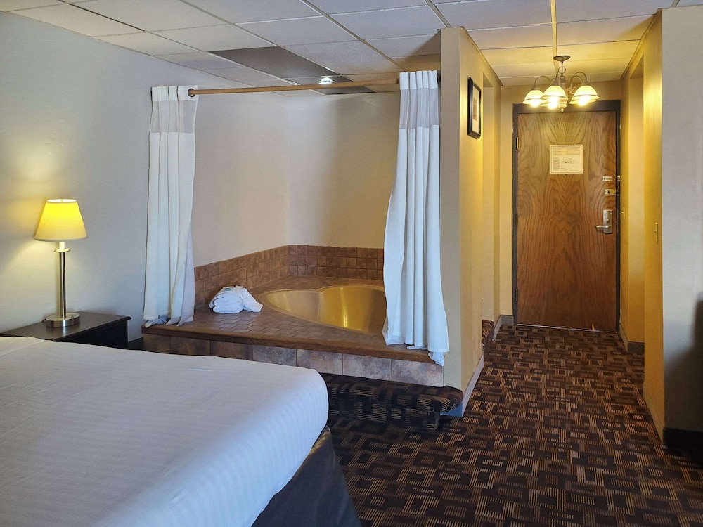 جناح بسرير كينج، Rodeway Inn McPherson East 3/3