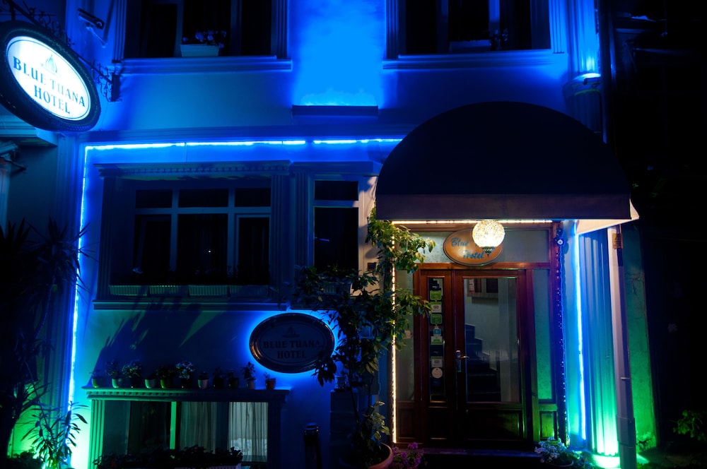 Blue Tuana Hotel 8/70