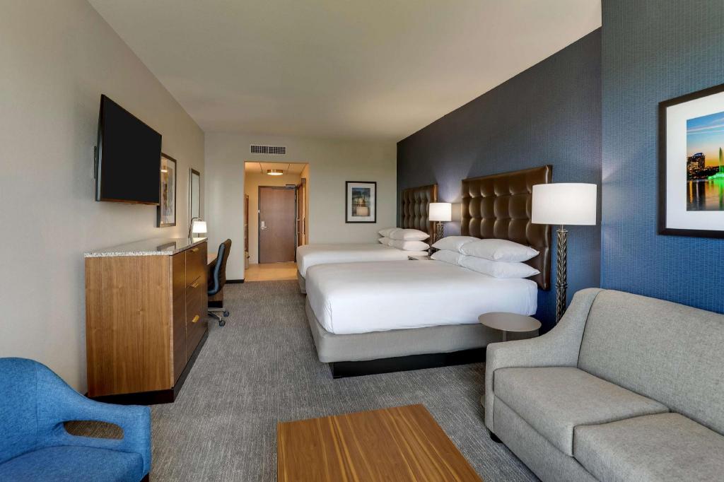 Deluxe, 2 Queen Beds, Sofa, Terrace, Accessible