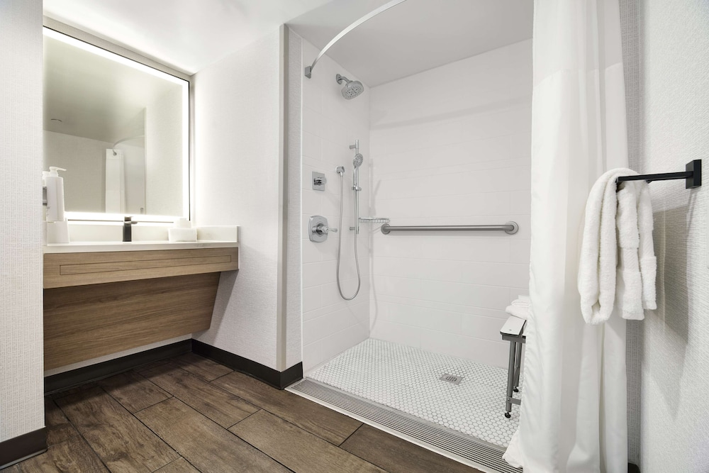 Suite, King Bed, Sofa, Hampton Inn Newark Airport 5/5