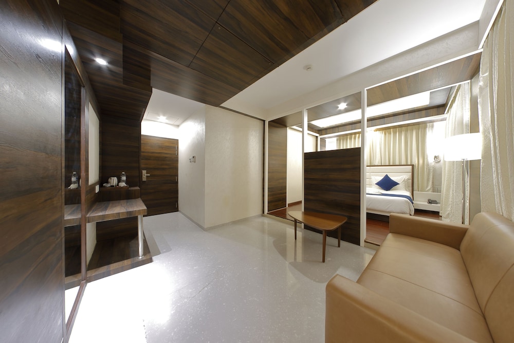 HOTEL SILVER HEIGHTS 12/20