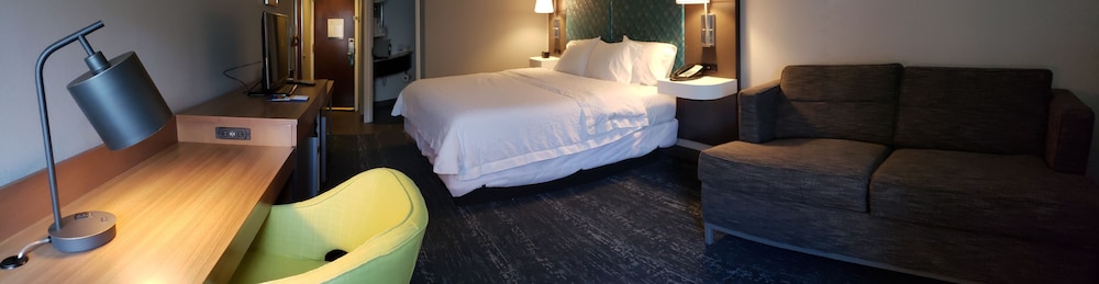 Hampton Inn Suites Newtown 35/57