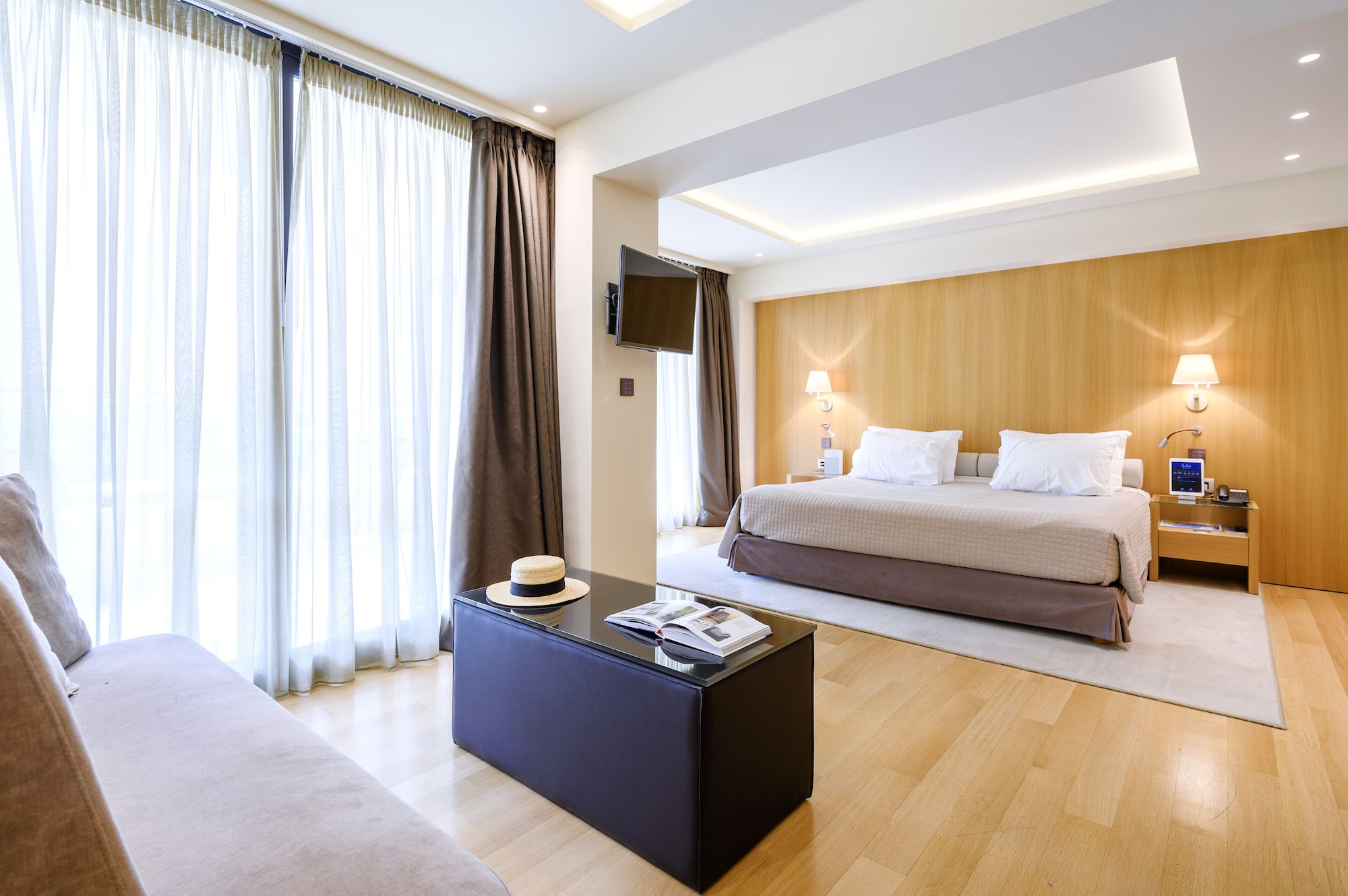 DELUXE, DOUBLE BED, PARTIAL SEA VIEW