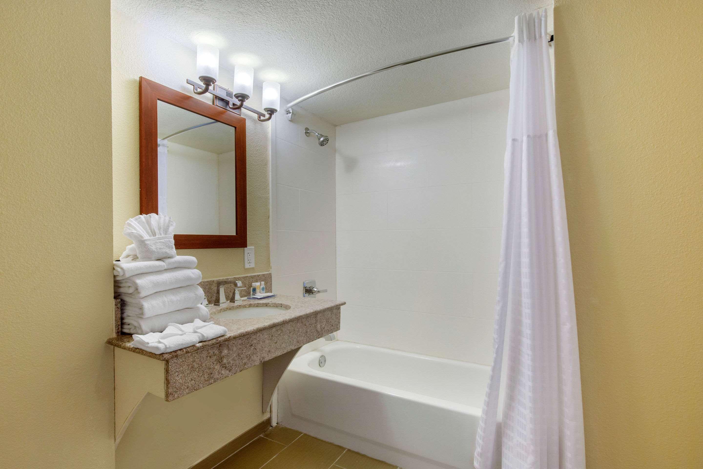غرفة بسرير كينج، Comfort Inn & Suites SW Houston Sugarland 3/3