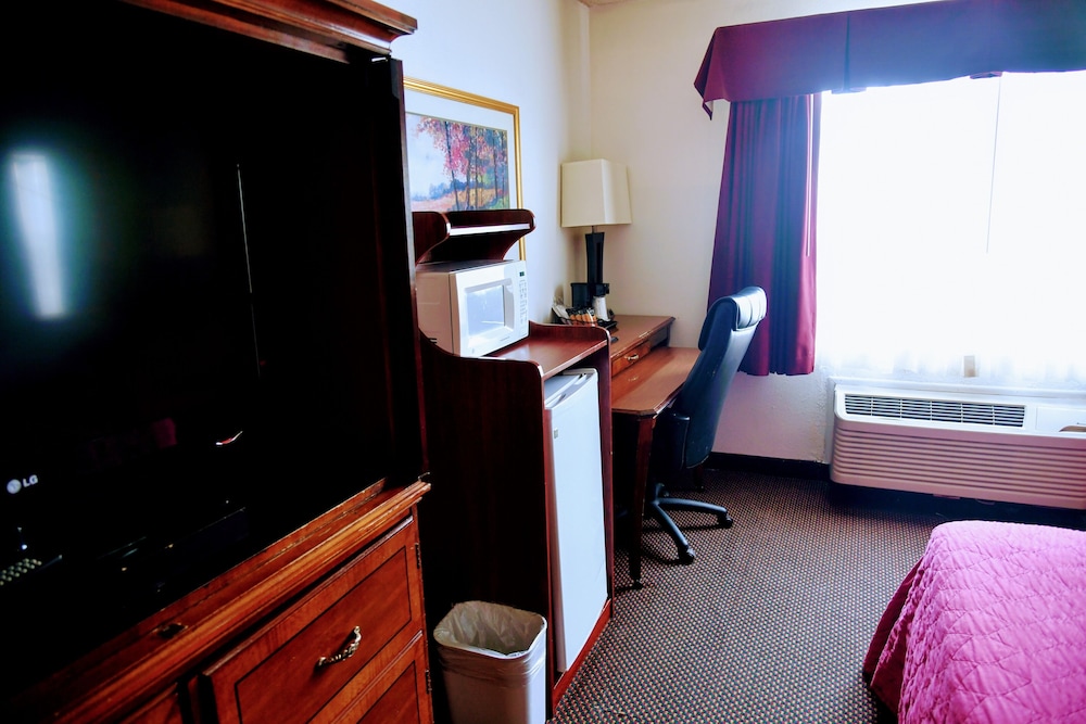Douglas Inn Amp Conference Center 32/50