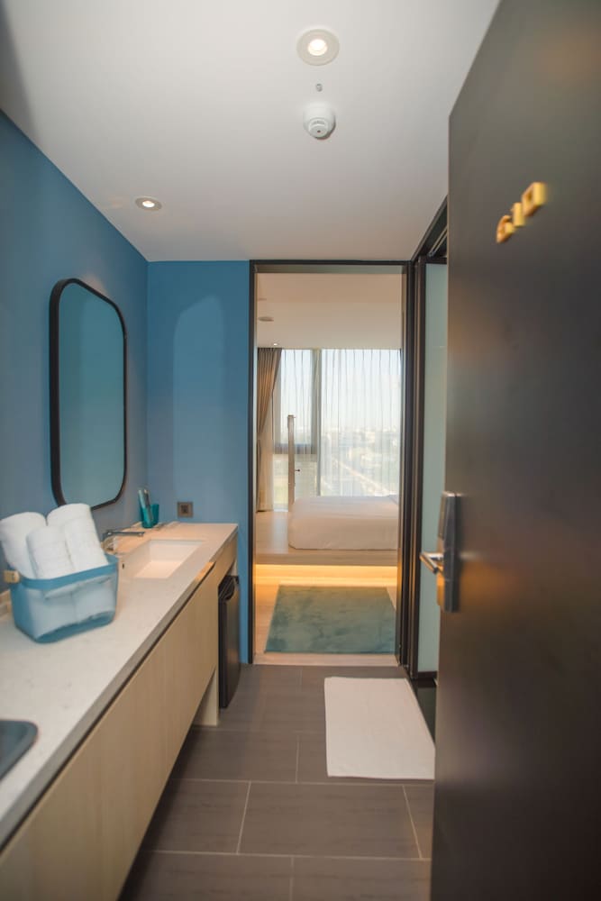 Explore Hotel 27/28