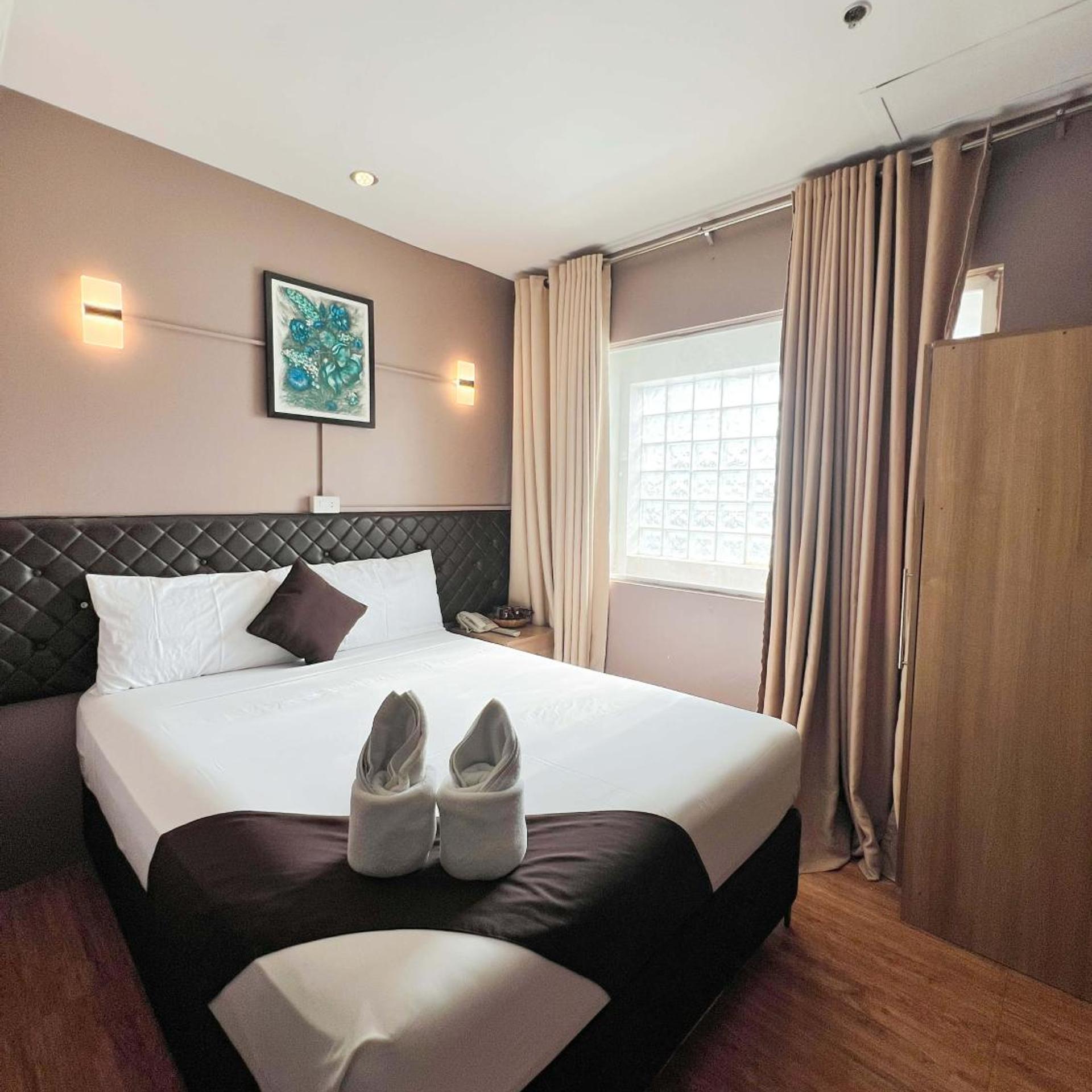 DELUXE, DOUBLE BED