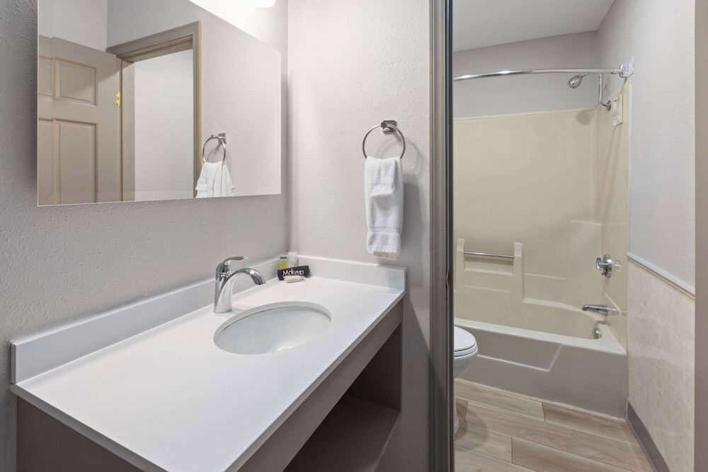 غرفة بسرير كينج، Days Inn by Wyndham Hutchinson 5/6