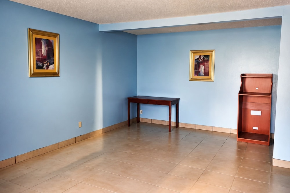Blue Way Inn Suites Wichita East 17/37