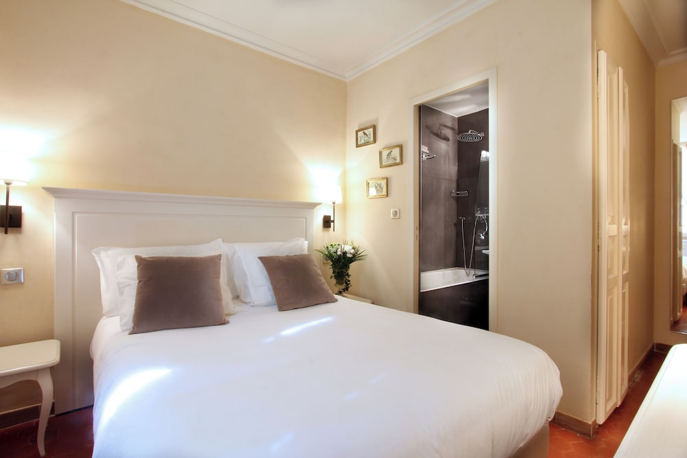 ECONOMY, DOUBLE BED, CITY VIEW, BATHTUB