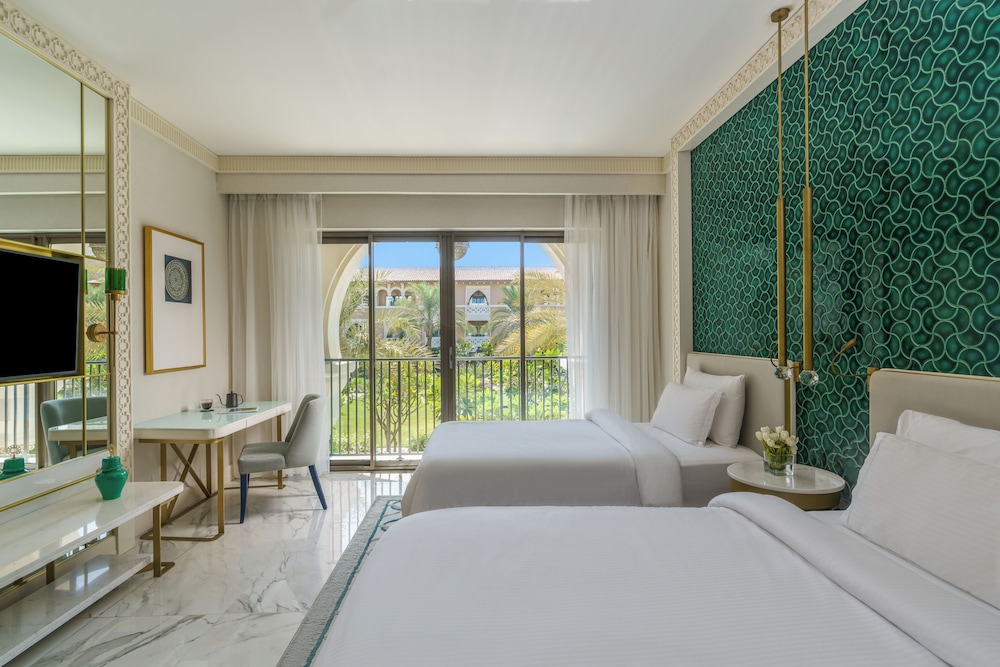 غرفة ديلوكس بسريرين منفصلين بإطلالة على الحديقة