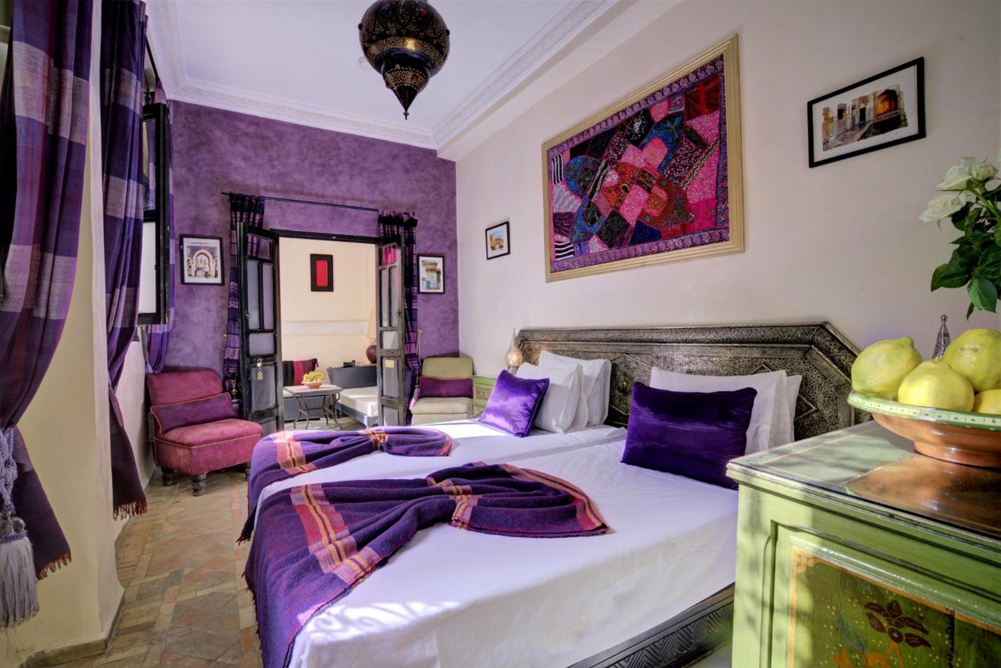 غرفة بسرير مزدوج