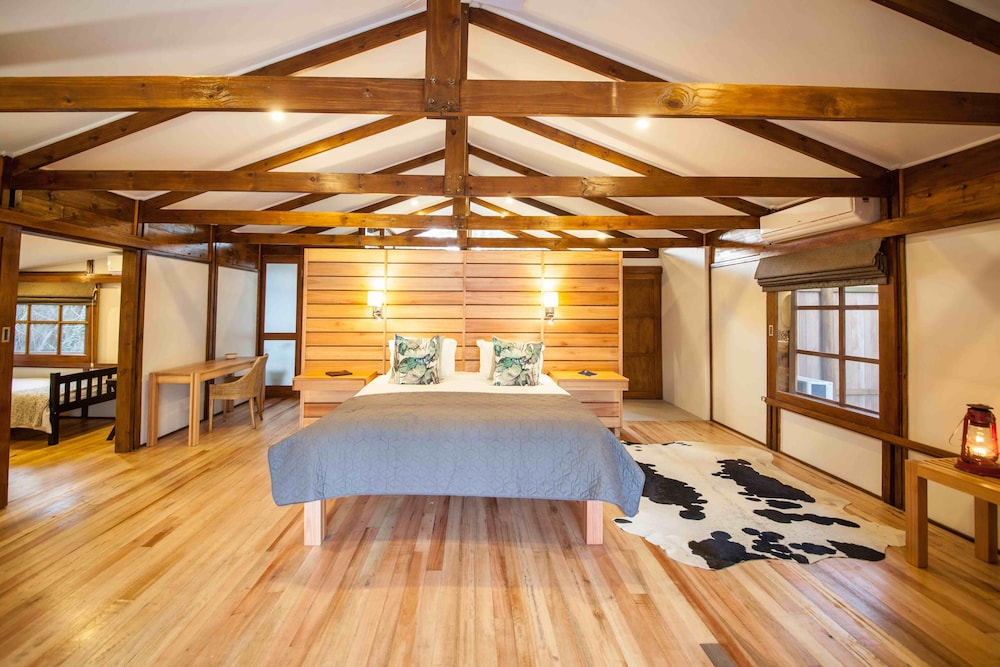 Makakatana Bay Lodge 10/84