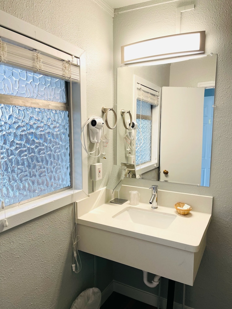 Tides Inn Suites 72/75