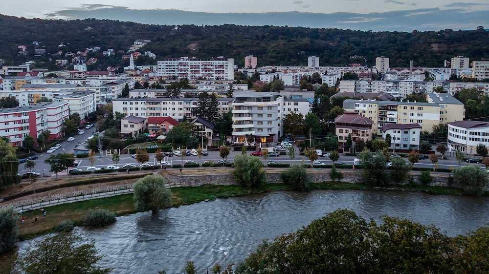 Sun Hotel On The River 28/33
