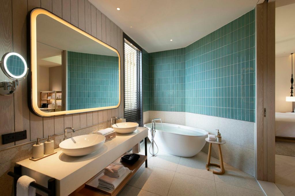 غرفة بسرير كينج بشرفة بإطلالة، Hilton Burau Bay Langkawi Resort 6/9