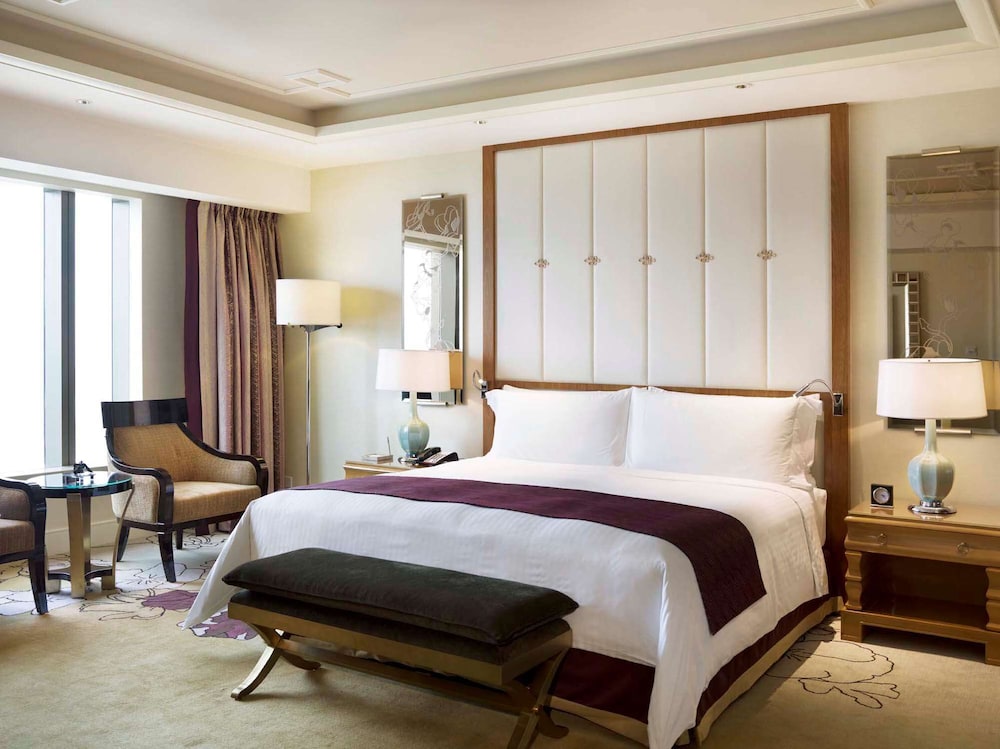PREMIER, SUITE, KING BED, EIFFEL VIEW