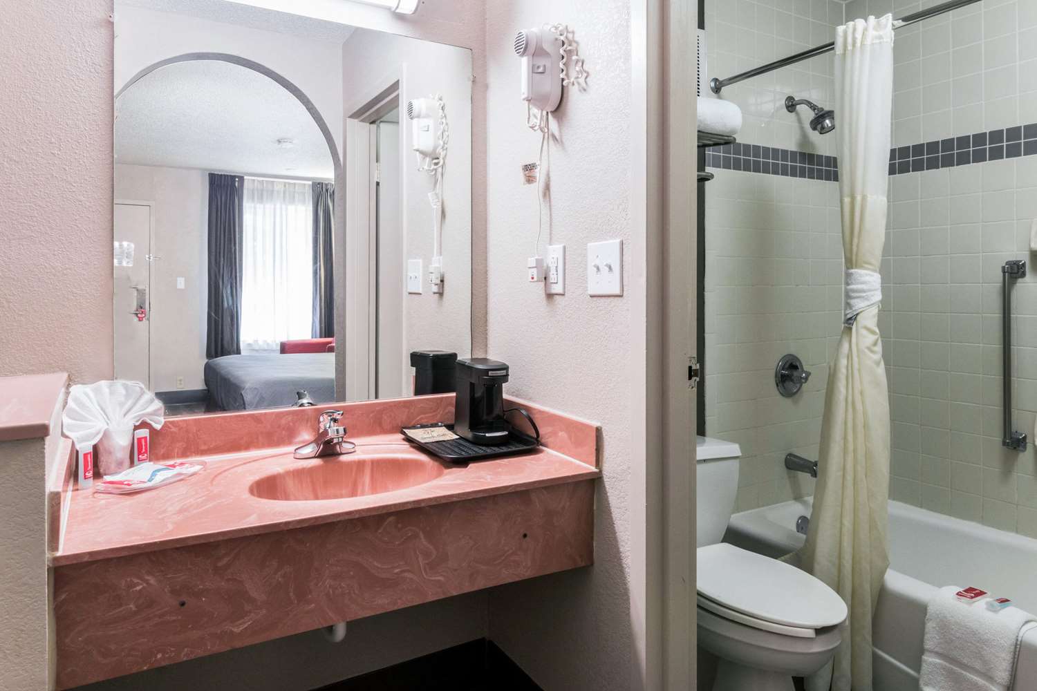 غرفة بسرير كينج للمدخنين، Econo Lodge Gainesville Downtown Area 3/3