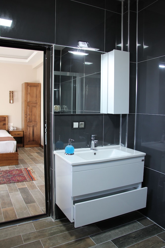 El Nazar Stone Suite 50/50