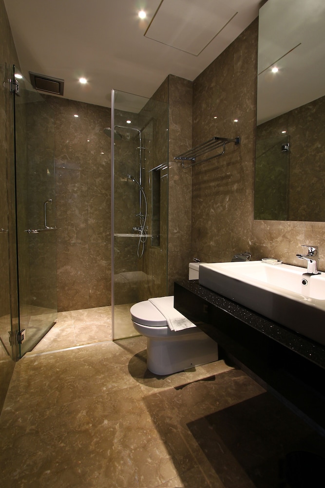 The Shore Hotel & Residences 22/65