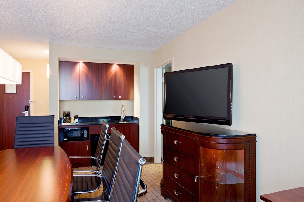 Holiday Inn Hotel And Suites Winnipeg Downtown 76/78