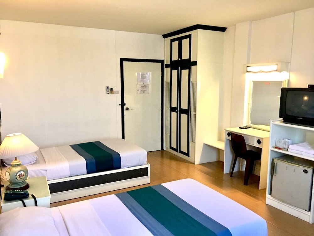 1 BEDROOM, STANDARD, TWIN BEDS