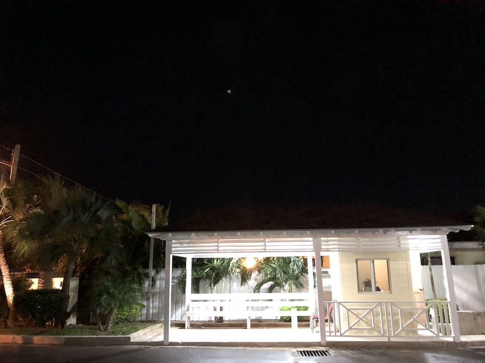 THE COLONY CLUB INN AND SUITES 6/55