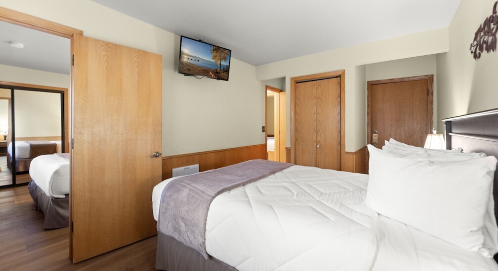 3 Bedrooms, Condo, Grand, 3 Queen Beds, Partial Lake View