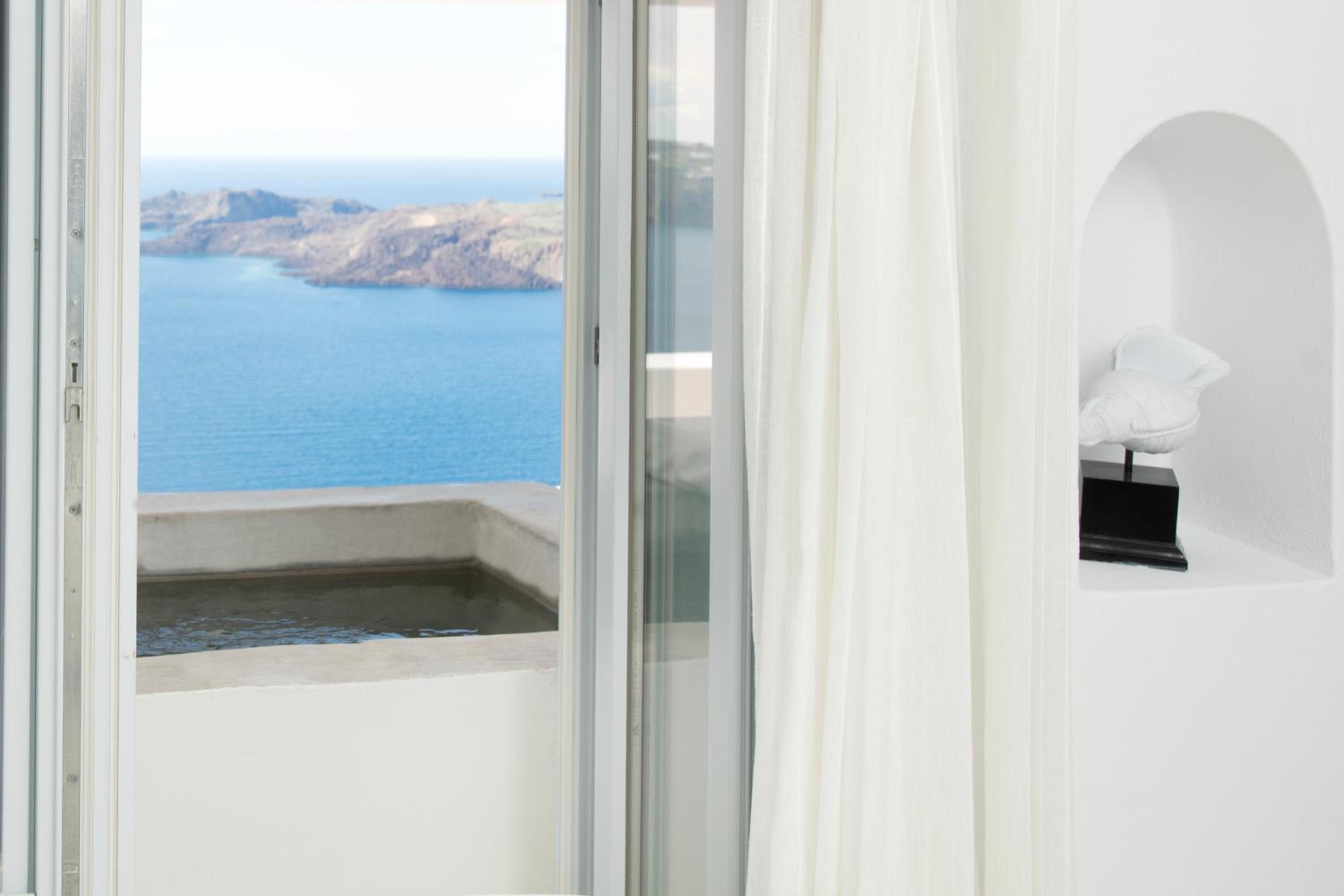 Superior, Double Bed, Caldera View, Hot Tub، Lilium Hotel Santorini 9/9