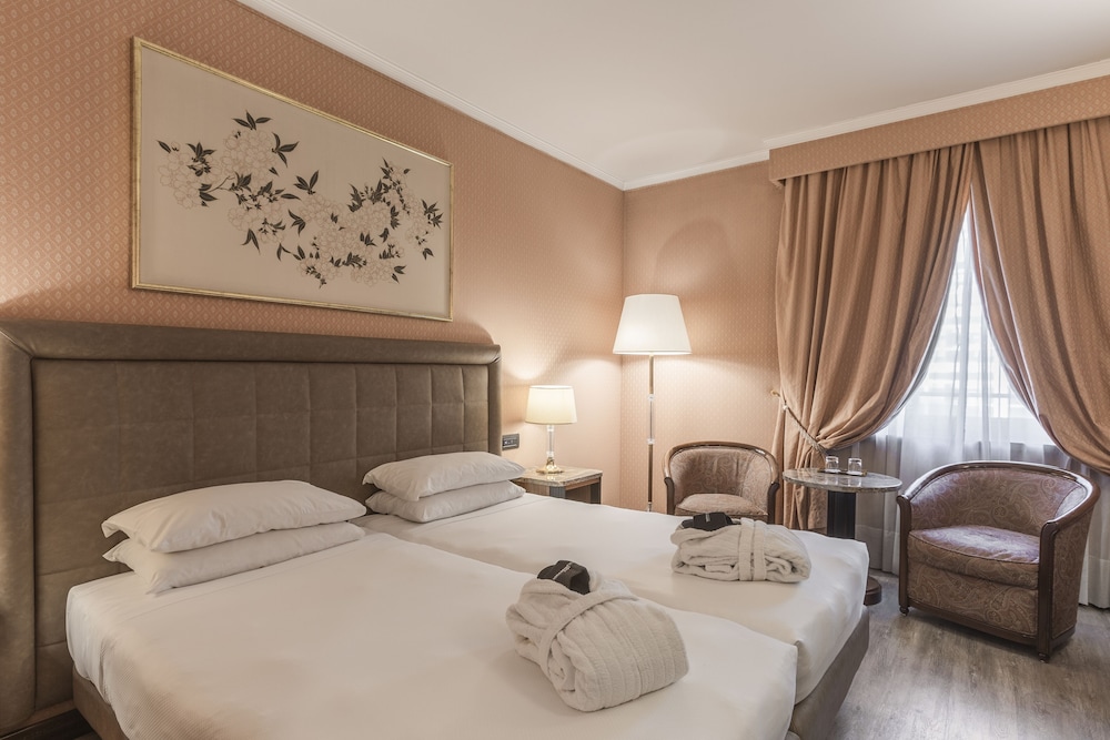 DELUXE, TWIN BEDS