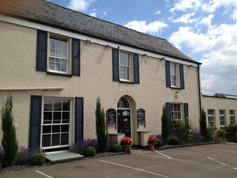 Castle Lodge Hotel 57/63